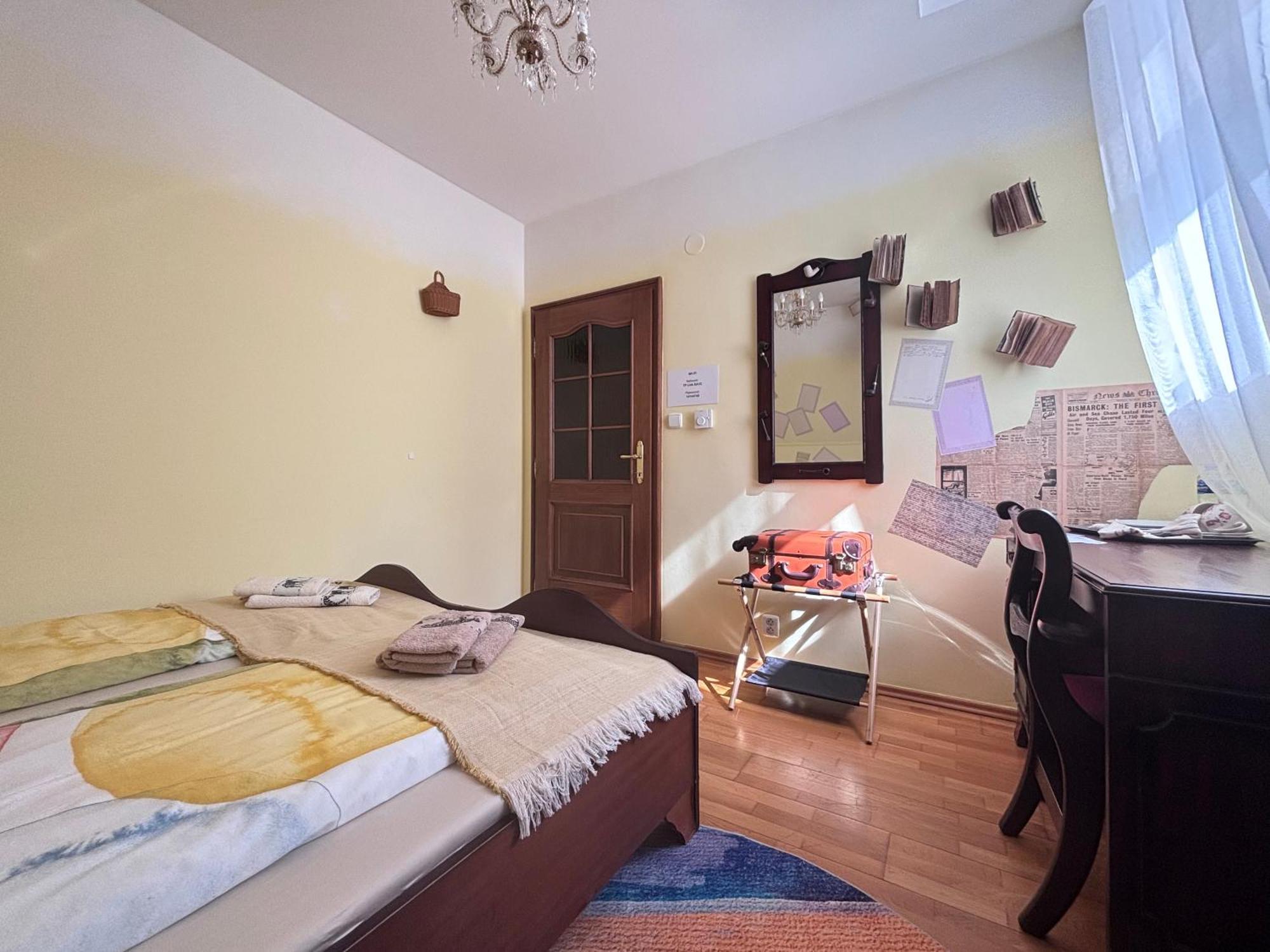 Poet'S Theme Room, Free Parking 卡罗维发利 外观 照片